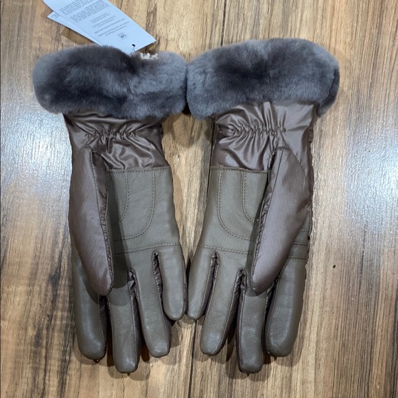 UGG Quilted Brown Gloves with Fur Trim - Picture 4 of 8